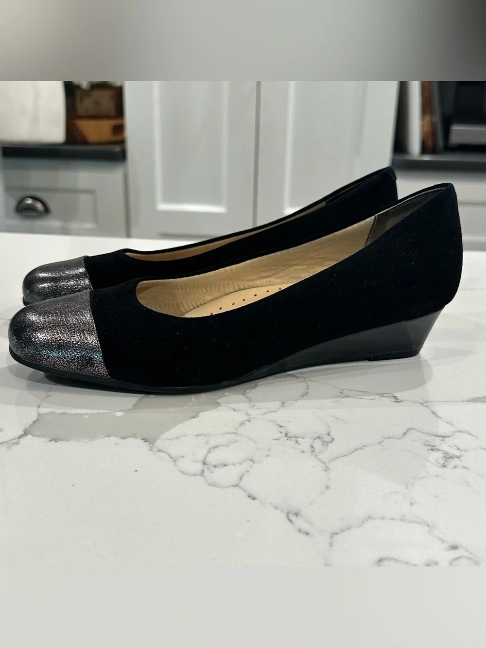 Trotters Langley Black Suede Pewter Cap Toe Wedge Pump Shoes Womens Size 7.5